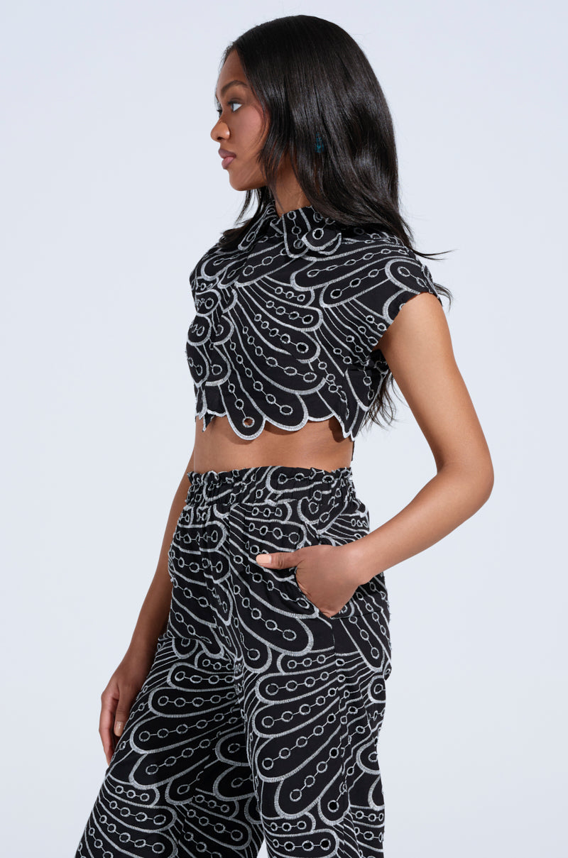 SET YOU FREE CROP WOVEN BLACK MULTI TOP