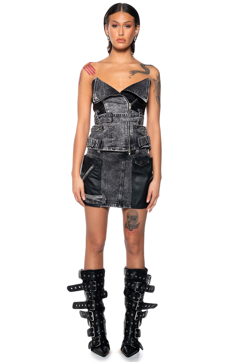EXCLUSIVE LOOKS BELT DETAIL MINI SKIRT